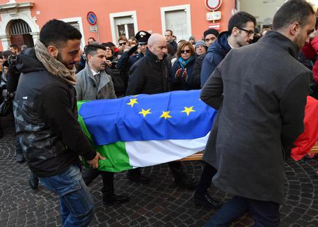 La bara di Antonio Megalizzi avvolta nella bandiera italiana e in quella dell'Unione Europea  all'arrivo in piazza Duomo © ANSA