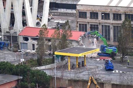 Demolition work on Genoa's Morandi bridge starts © ANSA