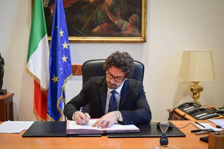 Toninelli firma i decreti 'grazie ai quali, nel 2019, non scatterà nemmeno un centesimo di aumenti dei pedaggi sul 90% delle autostrade italiane' © Facebook