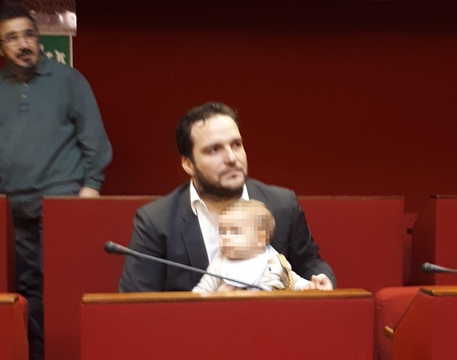 Consigliere comunale Genova Gambino con il figlioletto in commissione © ANSA