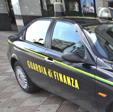 Un'auto della Guardia di Finanza © ANSA