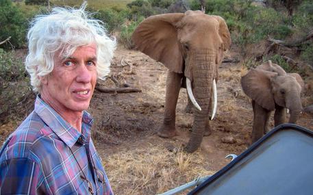 Esmond Bradley Martin in una foto postata sul profilo Twitter di Save the Elephants © ANSA
