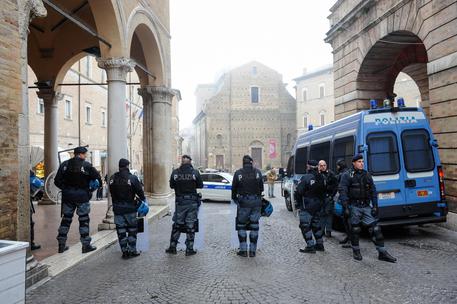 Polizia in strada a Macerata © ANSA