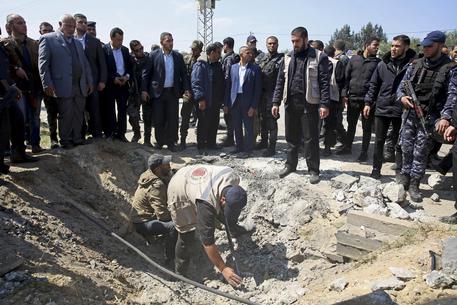 Gaza, il luogo dell'attentato contro il convoglio del premier palestinese Rami Hamdallah © AP
