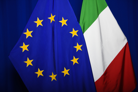 bandiera europea bandiera italiana © Ansa
