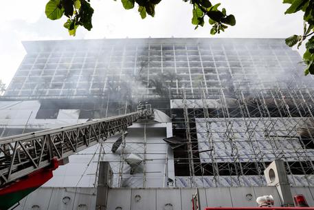 L'hotel a Manila in cui è divampato l'incendio © EPA