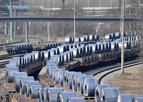 Le bobine di acciaio lasciano la fabbrica Thyssenkrupp a Duisburg, in Germania © AP