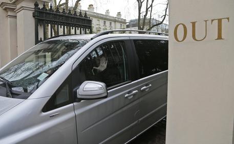Diplomatici russi espulsi lasciano ambasciata Londra © AP