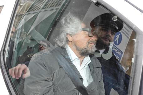 Beppe Grillo arriva al tribunale di Aversa (foto Ciro Fusco) © ANSA