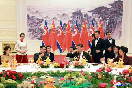 L'incontro tra Kim Jong-un e Xi Jinping con le rispettive mogli Ri Sol-ju e Peng Liyuan © EPA