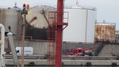 L'intervento dei Vigili del fuoco nel porto industriale di Livorno, dove un serbatoio e' esploso © ANSA