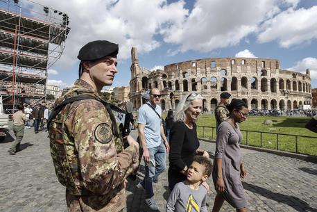 Roma, sicurezza rafforzata nelle aree affollate © ANSA
