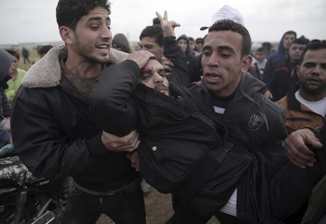 I manifestanti palestinesi al confine con Gaza © AP