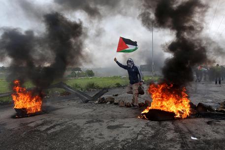Gli scontri al confine tra Gaza e Israele © EPA