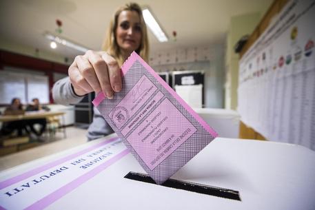 Un seggio elettorale (Foto d'archivio) © Ansa