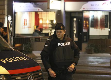 Polizia nei pressi del luogo dell'aggressione a Vienna © AP