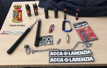 Materiale sequestrato a elementi di Casapound indagati per aggressione a antifascista © ANSA