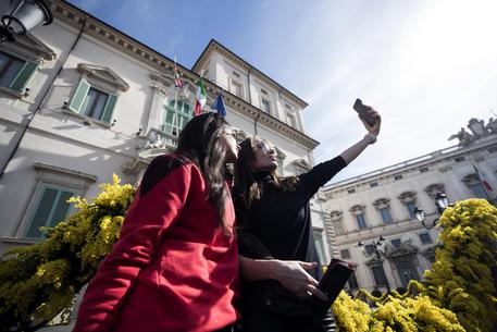 Due donne si fanno un selfie di fronte al Quirinale nel giorno della festa della donna © ANSA