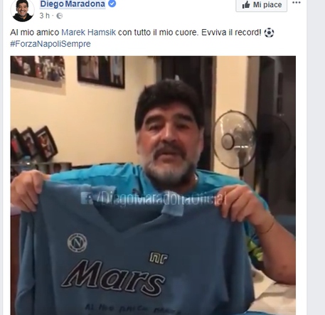 Maradona con la maglia del record di Hamsik © Ansa