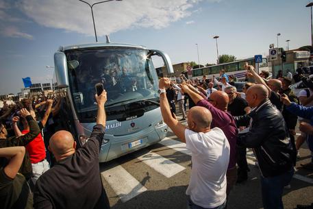 Calcio: Napoli in partenza, la carica di oltre mille tifosi © ANSA