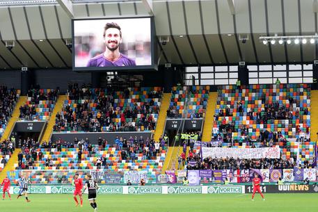 Udinese-Fiorentina: la foto di Davide Astori sul maxischermo dello stadio di Udine, 3 aprile 2018 © ANSA 