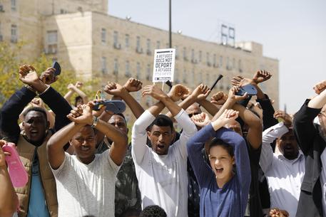 I richiedenti di asilo africani e gli israeliani protestano contro il ricollocamento dei migranti africani, davanti all'ufficio del premier a Gerusalemme © EPA