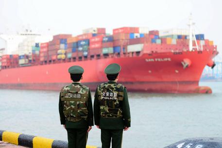 Le guardie di frontiera in un porto per container a Qingdao, provincia di Shandong, Cina © EPA