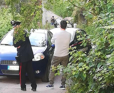 Carabinieri e inquirenti sul luogo dove un uomo di 42 anni, Matteo Vinci, morto a Limbadi, nel  Vibonese, nello scoppio dell'auto che stava guidando, 09 aprile 2018 © ANSA