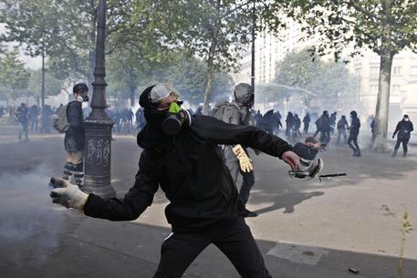 Gli scontri al corteo del Primo Maggio a Parigi © EPA