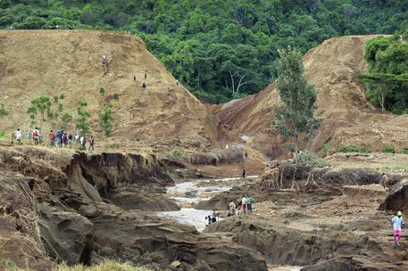 Cede una diga in Kenya, oltre 40 morti © AP