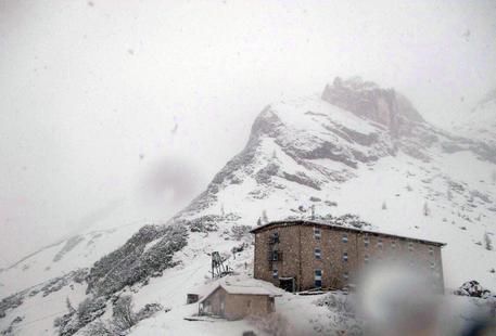 In montagna ultimo fiocchi di neve sorprendono le Dolomiti © ANSA