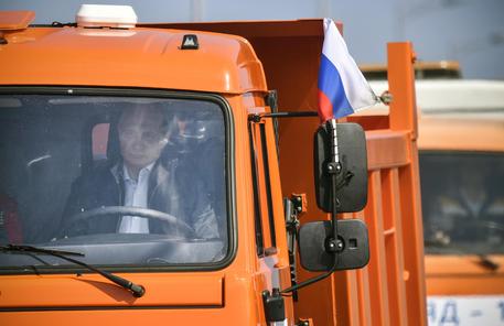 Il presidente russo inaugura, alla guida di un grande camio, il ponte che collega la Russia alla Crimea © EPA