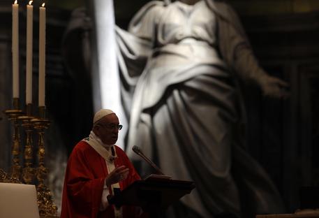 Papa Francesco durante la celebrazione della messa di Pentecoste © AP