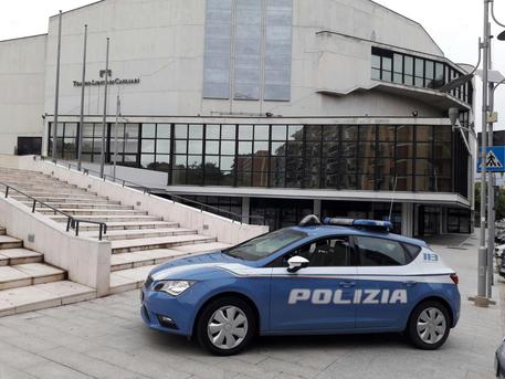 Polizia al Teatro Lirico di Cagliari © ANSA