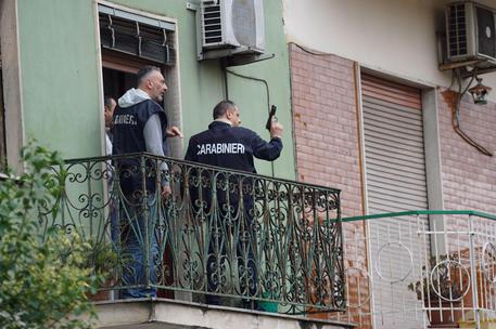 Carabinieri sul luogo dove l'uomo si è barricato in casa © ANSA