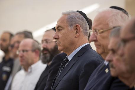 Il presidente di Israele, Reuven Rivlin, e il premier uscente, Banyamin Netanyahu, ad una cerimonia © ANSA 