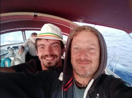 Una foto profilo tratta dal profilo Facebook della 'Compagnia del Bright' mostra Aldo Revello (D), lo skipper spezzino disperso tra le Azzorre e Gibilterra, insieme all'amico marinaio, Antonio Voinea, con lui nella foto © ANSA