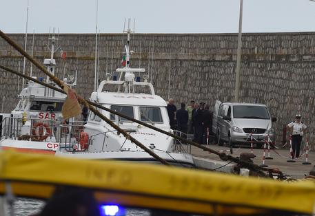 L'arrivo nel porto di Terracina dei due corpi ritrovati in mare © ANSA