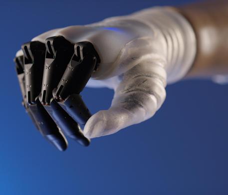 Pronta la mano che piega le dita come quella naturale (fonte: Rehab Technologies Lab) © ANSA