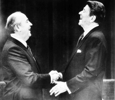 Mikhail Gorbaciov e l'allora presidente americano Ronald Reagan © ANSA 