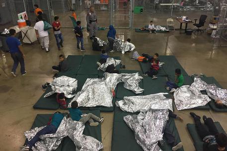 McAllen processing center for people crossing the US border. © EPA
