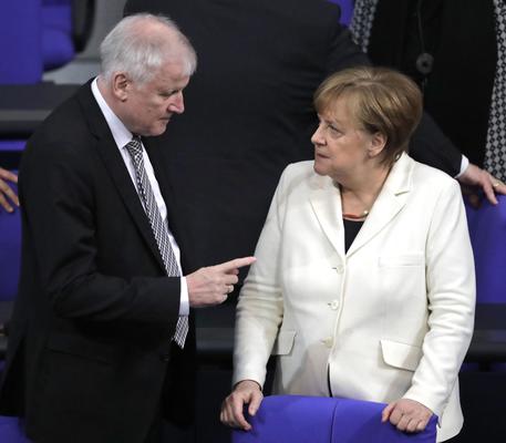 Horst Seehofer e Angela Merkel © AP
