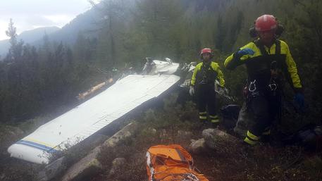 L'aereo caduto - foto us provincia di Trento © ANSA