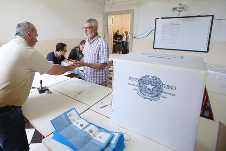 Un momento all'interno di un seggio elettorale del Comune di Siena © ANSA