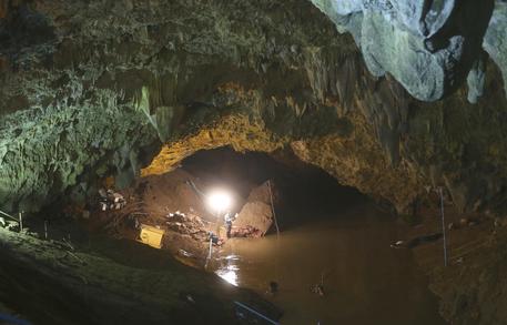 Thailandia, si prova a entrare dall'alto per salvare i ragazzi nella grotta © AP