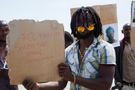Migrante ucciso: gruppo maliani in corteo verso Comune © ANSA