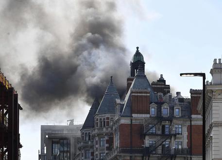 Incendio in un hotel di lusso a Londra © AP