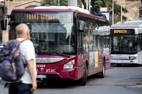 Bus fermi durante lo sciopero dei trasporti alla stazione Termini, Roma, in una foto di archivio © ANSA