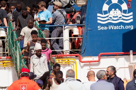 Sbarco di 232 migranti dalla nave Sea Watch a Reggio Calabria © ANSA