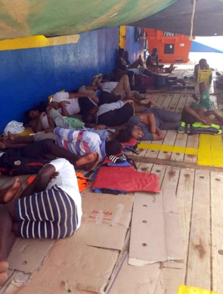 Un gruppo di migranti a bordo della nave tunisina Sarost 5 in un'immagine postata da InfoMigrants  Francais su Twitter © ANSA
